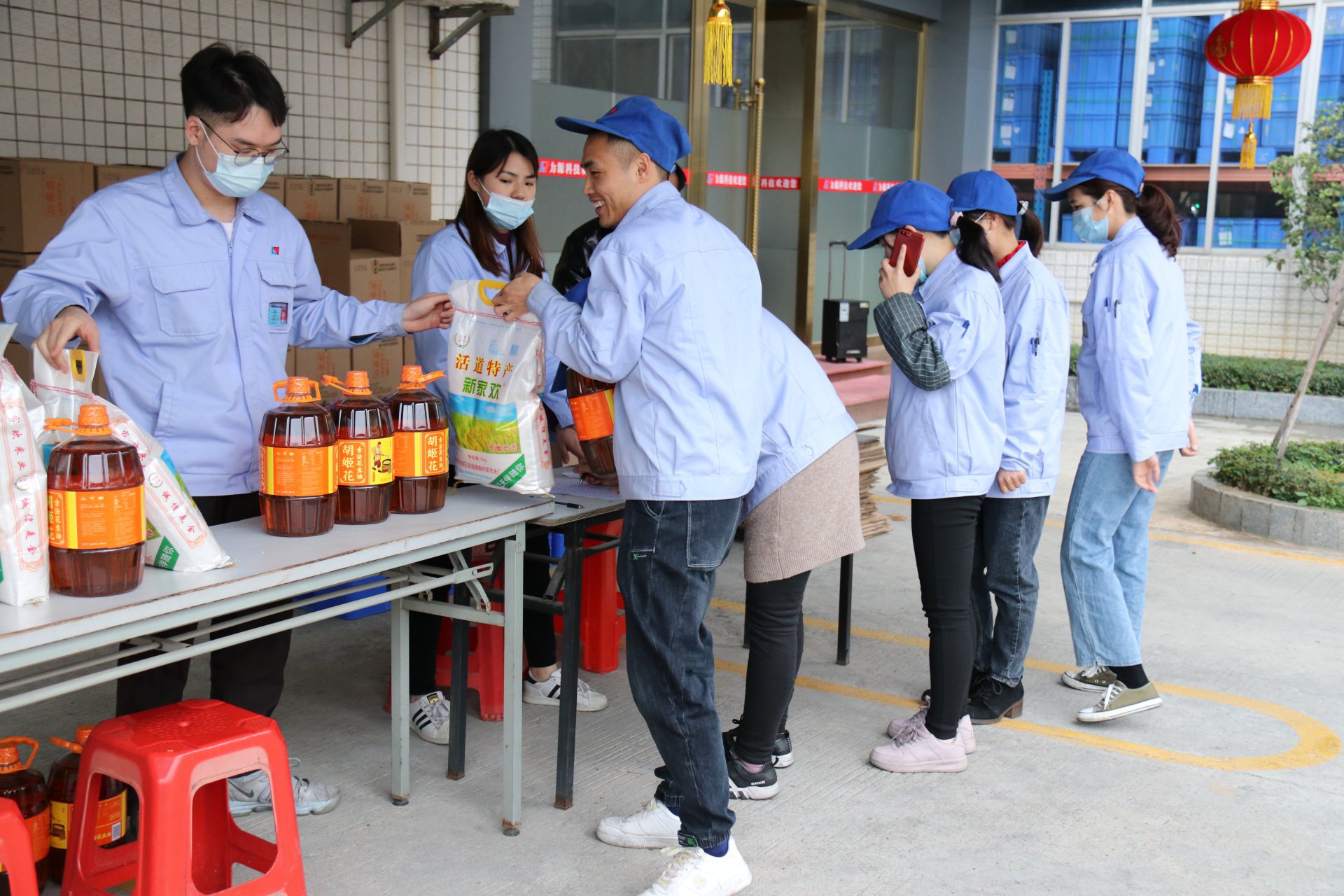 金牛送福，喜迎新春——力源科技向全體員工發(fā)放春節(jié)福利